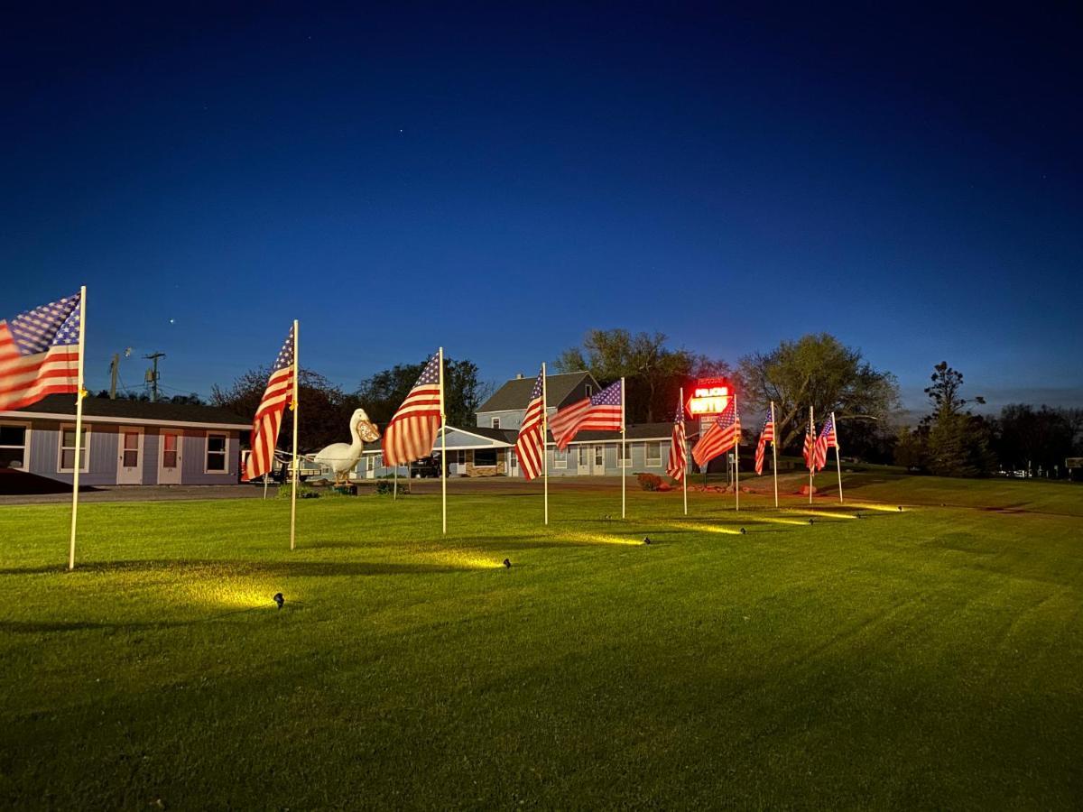 Pelican Motel Pelican Rapids Exterior photo